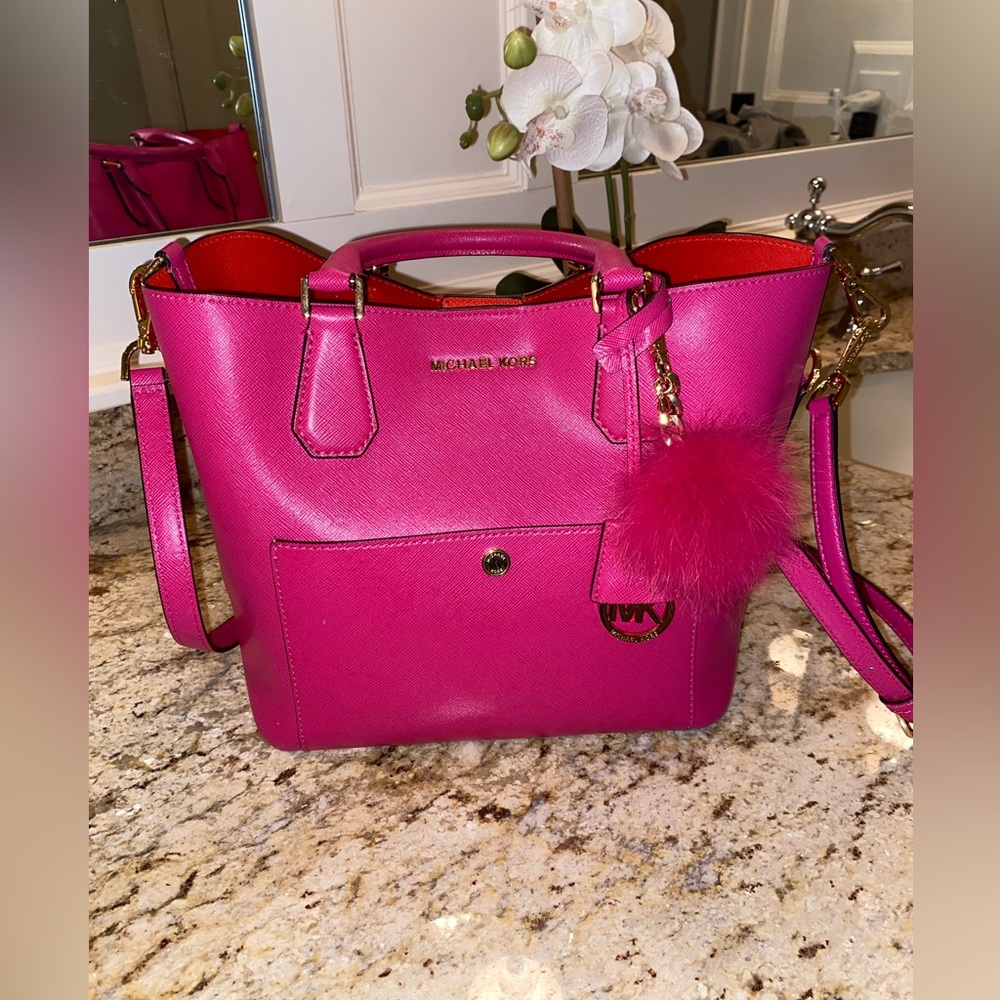 MICHAEL KORS DESIGNER HANDBAG WITH MATCHING POMPOM BALL